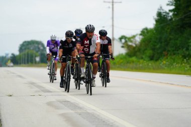 Fond du Lac, Wisconsin USA - 18 Ağustos 2024: Erkek bisikletçiler sabahın erken saatlerinde bisiklet sürüyorlar