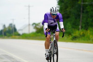 Fond du Lac, Wisconsin USA - 18 Ağustos 2024: Erkek bisikletçiler sabahın erken saatlerinde bisiklet sürüyorlar
