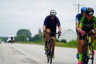 Fond du Lac, Wisconsin USA - 18 Ağustos 2024: Erkek bisikletçiler sabahın erken saatlerinde bisiklet sürüyorlar