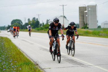 Fond du Lac, Wisconsin USA - 18 Ağustos 2024: Erkek bisikletçiler sabahın erken saatlerinde bisiklet sürüyorlar