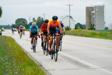 Fond du Lac, Wisconsin USA - 18 Ağustos 2024: Erkek bisikletçiler sabahın erken saatlerinde bisiklet sürüyorlar