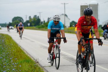 Fond du Lac, Wisconsin USA - 18 Ağustos 2024: Erkek bisikletçiler sabahın erken saatlerinde bisiklet sürüyorlar