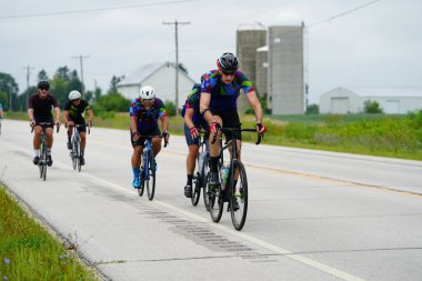 Fond du Lac, Wisconsin USA - 18 Ağustos 2024: Erkek bisikletçiler sabahın erken saatlerinde bisiklet sürüyorlar