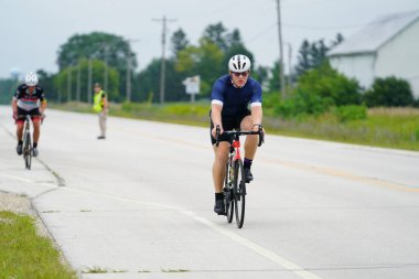 Fond du Lac, Wisconsin USA - 18 Ağustos 2024: Erkek bisikletçiler sabahın erken saatlerinde bisiklet sürüyorlar