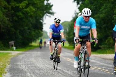 Fond du Lac, Wisconsin USA - 18 Ağustos 2024: Erkek bisikletçiler sabahın erken saatlerinde bisiklet sürüyorlar