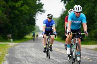 Fond du Lac, Wisconsin USA - 18 Ağustos 2024: Erkek bisikletçiler sabahın erken saatlerinde bisiklet sürüyorlar