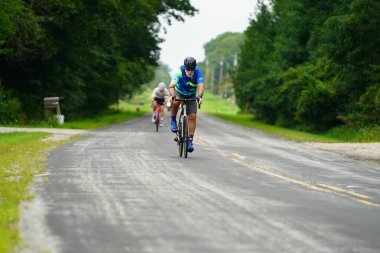 Fond du Lac, Wisconsin USA - 18 Ağustos 2024: Erkek bisikletçiler sabahın erken saatlerinde bisiklet sürüyorlar