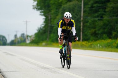 Fond du Lac, Wisconsin USA - 18 Ağustos 2024: Erkek bisikletçiler sabahın erken saatlerinde bisiklet sürüyorlar