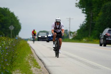 Fond du Lac, Wisconsin USA - 18 Ağustos 2024: Erkek bisikletçiler sabahın erken saatlerinde bisiklet sürüyorlar