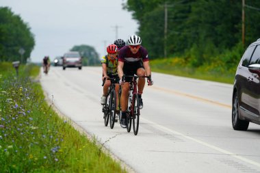 Fond du Lac, Wisconsin USA - 18 Ağustos 2024: Erkek bisikletçiler sabahın erken saatlerinde bisiklet sürüyorlar