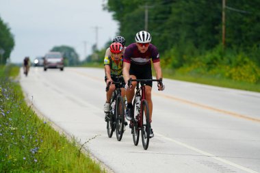 Fond du Lac, Wisconsin USA - 18 Ağustos 2024: Erkek bisikletçiler sabahın erken saatlerinde bisiklet sürüyorlar