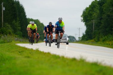 Fond du Lac, Wisconsin USA - 18 Ağustos 2024: Erkek bisikletçiler sabahın erken saatlerinde bisiklet sürüyorlar