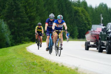 Fond du Lac, Wisconsin USA - 18 Ağustos 2024: Erkek bisikletçiler sabahın erken saatlerinde bisiklet sürüyorlar