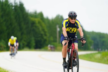 Fond du Lac, Wisconsin USA - 18 Ağustos 2024: Erkek bisikletçiler sabahın erken saatlerinde bisiklet sürüyorlar
