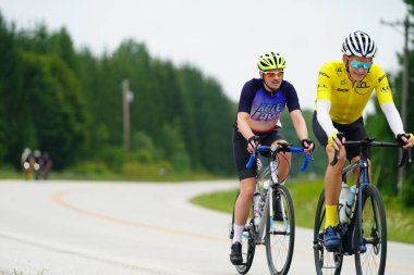 Fond du Lac, Wisconsin USA - 18 Ağustos 2024: Erkek bisikletçiler sabahın erken saatlerinde bisiklet sürüyorlar