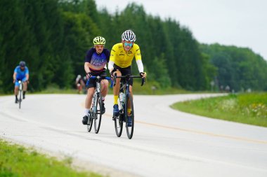 Fond du Lac, Wisconsin USA - 18 Ağustos 2024: Erkek bisikletçiler sabahın erken saatlerinde bisiklet sürüyorlar