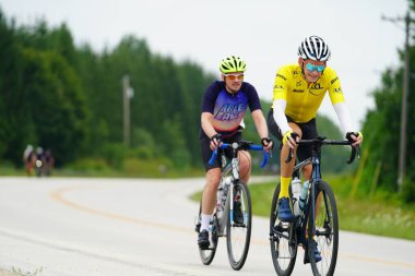Fond du Lac, Wisconsin USA - 18 Ağustos 2024: Erkek bisikletçiler sabahın erken saatlerinde bisiklet sürüyorlar