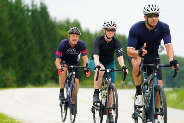 Fond du Lac, Wisconsin USA - 18 Ağustos 2024: Erkek bisikletçiler sabahın erken saatlerinde bisiklet sürüyorlar