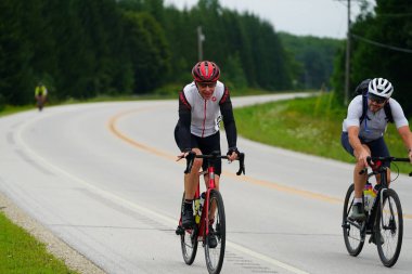 Fond du Lac, Wisconsin USA - 18 Ağustos 2024: Erkek bisikletçiler sabahın erken saatlerinde bisiklet sürüyorlar