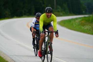 Fond du Lac, Wisconsin USA - 18 Ağustos 2024: Erkek bisikletçiler sabahın erken saatlerinde bisiklet sürüyorlar