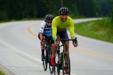 Fond du Lac, Wisconsin USA - 18 Ağustos 2024: Erkek bisikletçiler sabahın erken saatlerinde bisiklet sürüyorlar