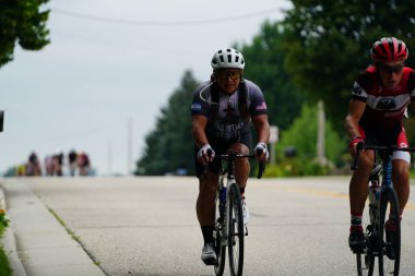 Fond du Lac, Wisconsin USA - 18 Ağustos 2024: Erkek bisikletçiler sabahın erken saatlerinde bisiklet sürüyorlar