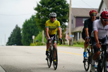 Fond du Lac, Wisconsin USA - 18 Ağustos 2024: Erkek bisikletçiler sabahın erken saatlerinde bisiklet sürüyorlar