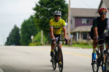 Fond du Lac, Wisconsin USA - 18 Ağustos 2024: Erkek bisikletçiler sabahın erken saatlerinde bisiklet sürüyorlar