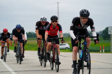 Fond du Lac, Wisconsin USA - 18 Ağustos 2024: Erkek bisikletçiler sabahın erken saatlerinde bisiklet sürüyorlar