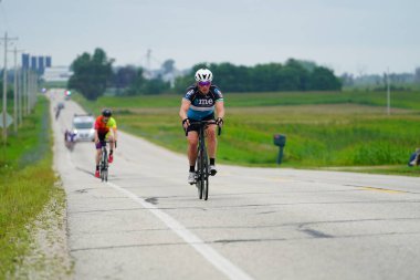 Fond du Lac, Wisconsin USA - 18 Ağustos 2024: Erkek bisikletçiler sabahın erken saatlerinde bisiklet sürüyorlar