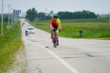 Fond du Lac, Wisconsin USA - 18 Ağustos 2024: Erkek bisikletçiler sabahın erken saatlerinde bisiklet sürüyorlar