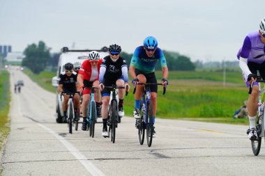 Fond du Lac, Wisconsin USA - 18 Ağustos 2024: Erkek bisikletçiler sabahın erken saatlerinde bisiklet sürüyorlar