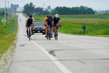 Fond du Lac, Wisconsin USA - 18 Ağustos 2024: Erkek bisikletçiler sabahın erken saatlerinde bisiklet sürüyorlar