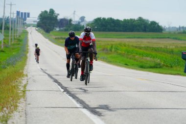 Fond du Lac, Wisconsin USA - 18 Ağustos 2024: Erkek bisikletçiler sabahın erken saatlerinde bisiklet sürüyorlar