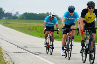 Fond du Lac, Wisconsin USA - 18 Ağustos 2024: Erkek bisikletçiler sabahın erken saatlerinde bisiklet sürüyorlar