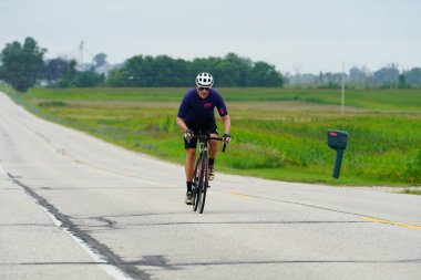 Fond du Lac, Wisconsin USA - 18 Ağustos 2024: Erkek bisikletçiler sabahın erken saatlerinde bisiklet sürüyorlar