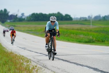Fond du Lac, Wisconsin USA - 18 Ağustos 2024: Sabahın erken saatlerinde bisiklet süren bir grup bayan bisikletçi