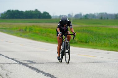 Fond du Lac, Wisconsin USA - 18 Ağustos 2024: Erkek bisikletçiler sabahın erken saatlerinde bisiklet sürüyorlar