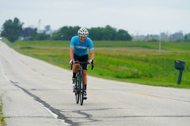 Fond du Lac, Wisconsin USA - 18 Ağustos 2024: Erkek bisikletçiler sabahın erken saatlerinde bisiklet sürüyorlar