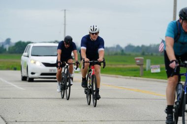 Fond du Lac, Wisconsin USA - 18 Ağustos 2024: Sabahın erken saatlerinde bisiklet sürmek.
