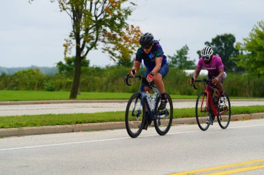 Fond du Lac, Wisconsin USA - 18 Ağustos 2024: Sabahın erken saatlerinde bisiklet sürmek.