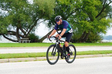 Fond du Lac, Wisconsin USA - 18 Ağustos 2024: Sabahın erken saatlerinde bisiklet sürmek.