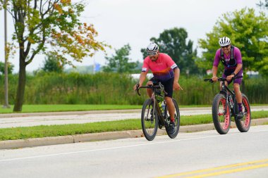 Fond du Lac, Wisconsin USA - 18 Ağustos 2024: Sabahın erken saatlerinde bisiklet sürmek.