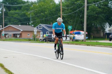Fond du Lac, Wisconsin USA - 18 Ağustos 2024: Sabahın erken saatlerinde bisiklet sürmek.