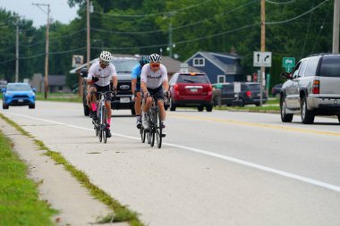 Fond du Lac, Wisconsin USA - 18 Ağustos 2024: Erkek ve kadın bisikletçiler sabahın erken saatlerinde bisiklet sürüyorlar.