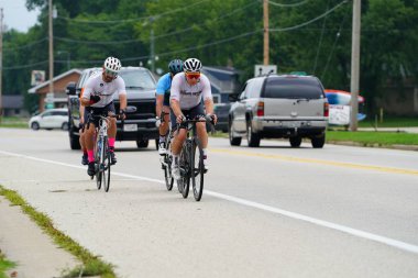 Fond du Lac, Wisconsin USA - 18 Ağustos 2024: Erkek ve kadın bisikletçiler sabahın erken saatlerinde bisiklet sürüyorlar.