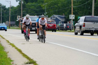 Fond du Lac, Wisconsin USA - 18 Ağustos 2024: Erkek ve kadın bisikletçiler sabahın erken saatlerinde bisiklet sürüyorlar.