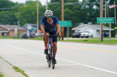 Fond du Lac, Wisconsin USA - 18 Ağustos 2024: Sabahın erken saatlerinde bisiklet sürmek.