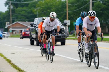 Fond du Lac, Wisconsin USA - 18 Ağustos 2024: Erkek ve kadın bisikletçiler sabahın erken saatlerinde bisiklet sürüyorlar.