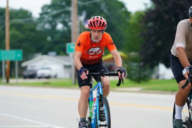 Fond du Lac, Wisconsin USA - 18 Ağustos 2024: Erkek ve kadın bisikletçiler sabahın erken saatlerinde bisiklet sürüyorlar.